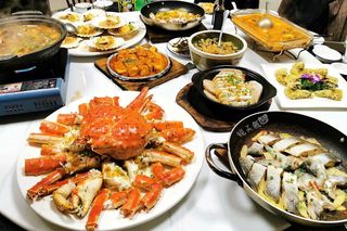 厦门适合年末聚餐的海鲜大排档，一桌生猛海鲜，人均两百多吃到爽