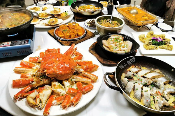 厦门适合年末聚餐的海鲜大排档，一桌生猛海鲜，人均两百多吃到爽