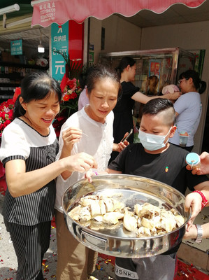 小男孩请大家免费吃鸡啦！岭头凰竹盐鸡魅力无法挡