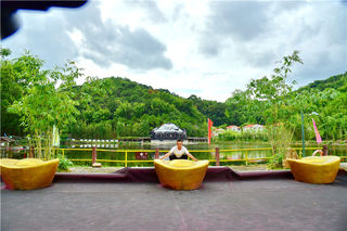 肇庆宝锭山推出抱金元宝模型活动，大力士可以直接抱回家