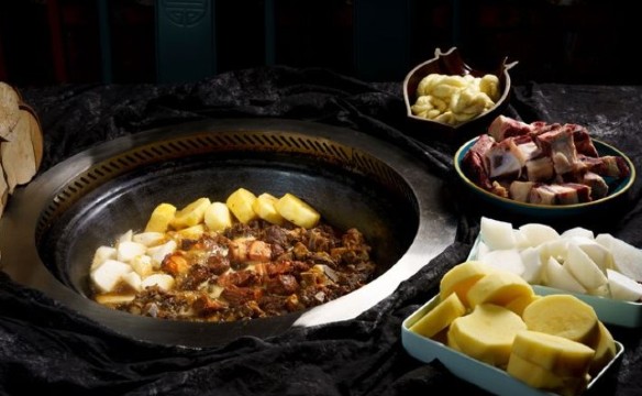 威虎山庄铁锅炖