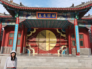 绿荫遍野,花丛蝶忙