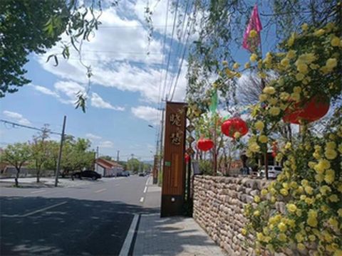 北京密云晓慧农家院,登到观景台可以观看水库全景,还有自产的土特产