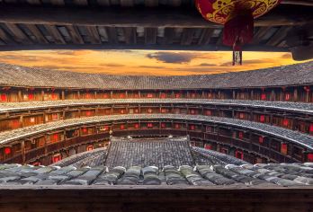 【漳州市区晚出发•6-8人小团】南靖云水谣景区+田螺坑土楼群【[小团升级]8点左右岛内酒店接接送/纯玩景区深度游对老人小孩照顾有加趣味讲解；所有车均可直接开景区】