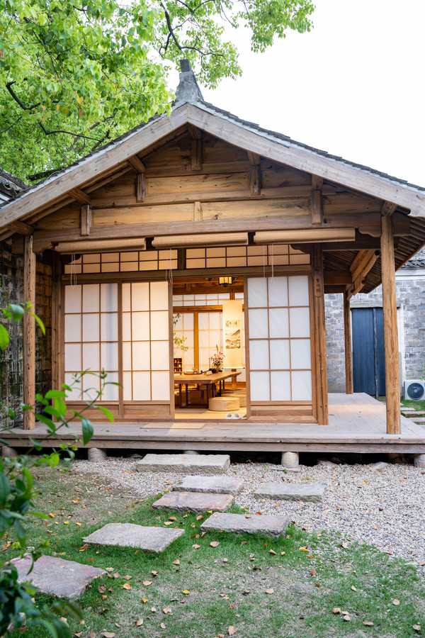 说慈城最受互联网欢迎的小店除了宋庭,便是这个聚宽书院日式尖顶木屋