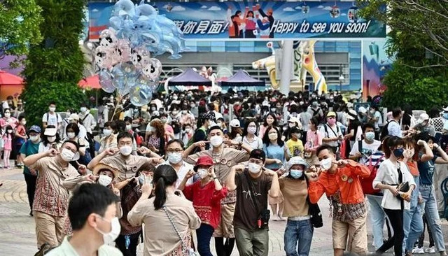 香港浴火重生!迪士尼挤爆!海洋公园挤爆!