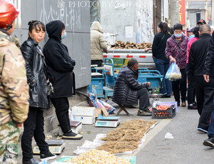 长白游记图文-中朝边境的长白菜市场，人参像萝卜一样摆地上卖，有的商品真便宜