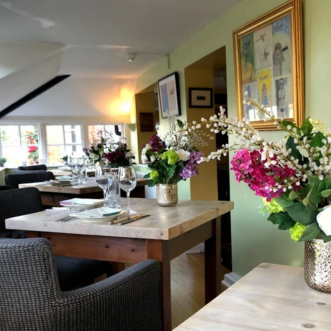 The Crown Burchetts Green餐厅图片