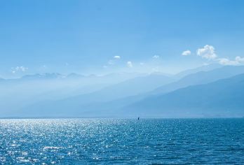 云南大理环洱海一日游【生态廊道骑行+喜洲+双廊+圣托里尼】【体验喜洲白族民居，千年古鱼村双廊古镇，网红拍照打卡圣托里尼理想邦，打卡苍洱生态廊道骑行！】