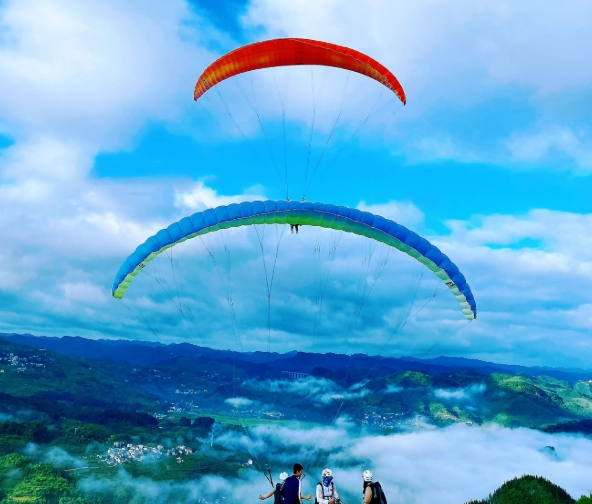 贵阳十里画廊滑翔伞飞行营地