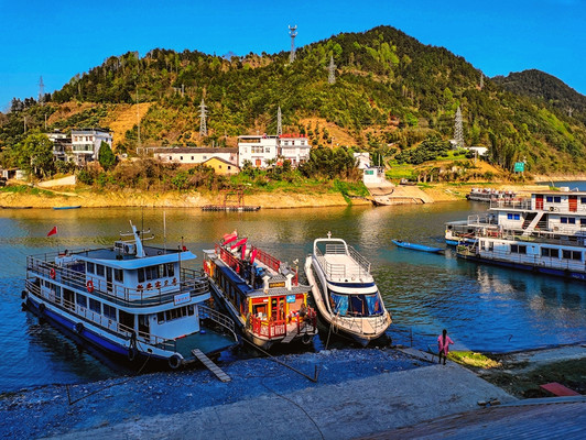 深渡老街，幽幽古巷残存的老店，述说着昔日的繁华和辉煌