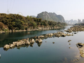 河池市宜州区的河边怪石林立,倒影水中,真是太美了