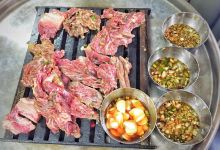 延南站着吃烤牛肉美食图片