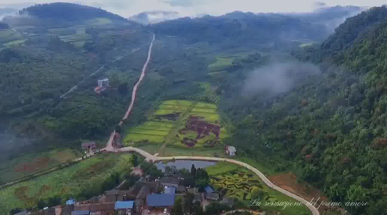 这里是宜良七彩梦乡麦地冲，这里有漂亮的彩色水稻，有纯朴、热情的彝族乡亲父老，这里有独具特色的“七、彩