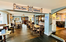 Two Lifeboats Hotel Restaurant餐厅图片