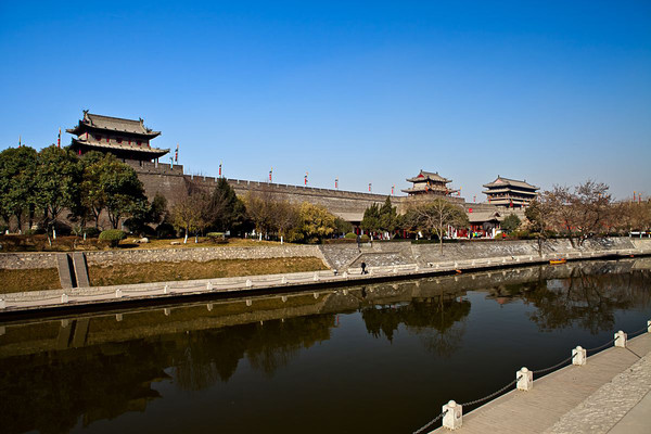 西安又有人爬古城墙?你爬上去的姿势和你的人品一样丑陋