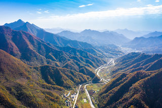 藏在秦岭里面的赏秋秘境，游客一来傻眼了：全城居然只有一辆的士