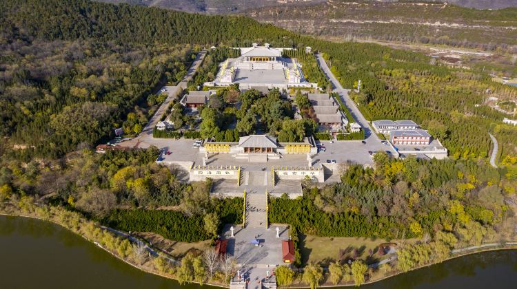 4-Day Xi'an + Emperor Qinshihuang's Mausoleum Site Museum + Hukou Waterfall tourist area of the Yellow River