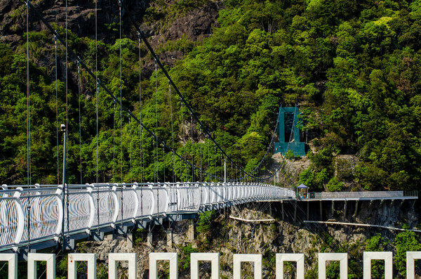 它没有张家界大峡谷的玻璃桥那般名声威风,却也是这宁海