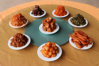 凝结在舌尖的美味传奇 ——镇沅松子地酱菜