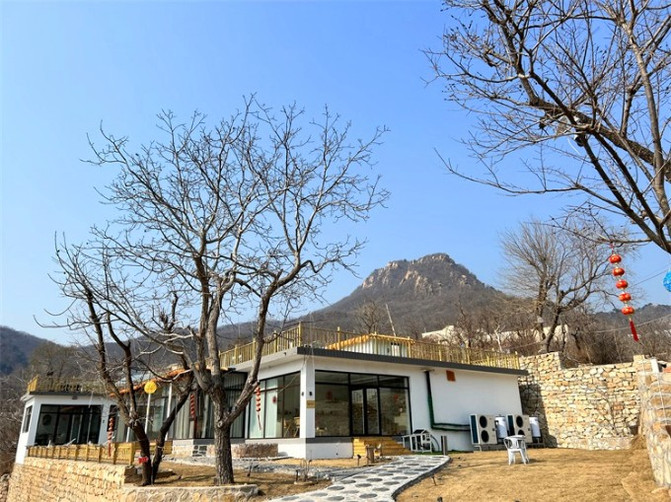 天津薊縣盤山霧嶼林民宿院內景觀台300平純享大草坪，觀景視野一覽無餘，讓你豁然開朗。