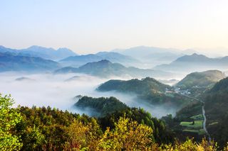 披星戴月去追雾,坡山村来龙顶上观云海,波澜壮阔美不胜收!