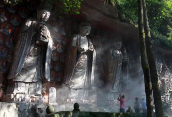 大足石刻【官方大咖导游深度精讲丨小车开到景区门口丨2-8人团【[品质优选]重庆本土旅行社无惧任何对比模仿，不做中间商，不扣差价，只做厚道人心、匠心品质，良心价格】