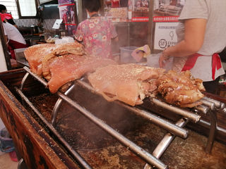 一整只猪蒸着卖，真是开眼界了！广东顺德逢简水乡的美食很有意思