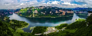 2-Day Qianxi Tour: Tranquil Lake Zhiga Alu and the Wonders of Zhijindong Cave
