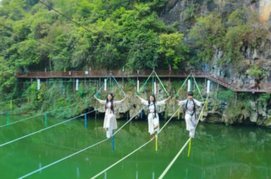 清远旅游，穿汉服挑战水上芭蕾，乘船探秘天坑里的桃花源境！