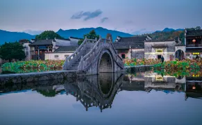 3-Day Hongcun & Huangshan Scenic Area Tour: Rustic Hongcun & Huangshan's Sea of Clouds, Autumn Scenery