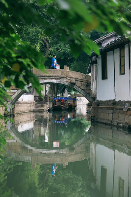 夜游甪直古镇，赏花赏曲赏连厢，自古多情是江南