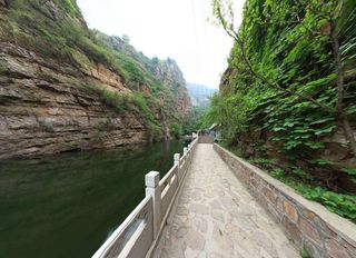 北京平谷这家民宿很特别,他家紧邻京东大峡谷,因为阳台而出名!