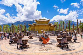 于雪山峡谷间，荣耀五百年木府，光泽后人