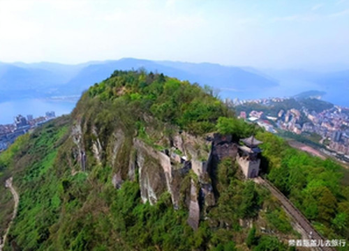 云阳游记图文-城市头顶的山寨，建于南宋形如磨盘，竟是一座抵御蒙古的军事堡垒