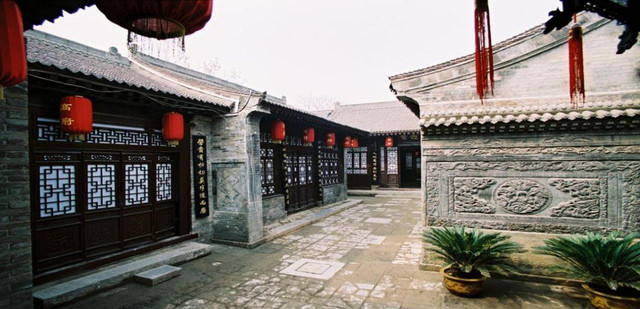 西安这栋古宅大院的承重柱是方形而不是圆形，究竟为何这样设计？