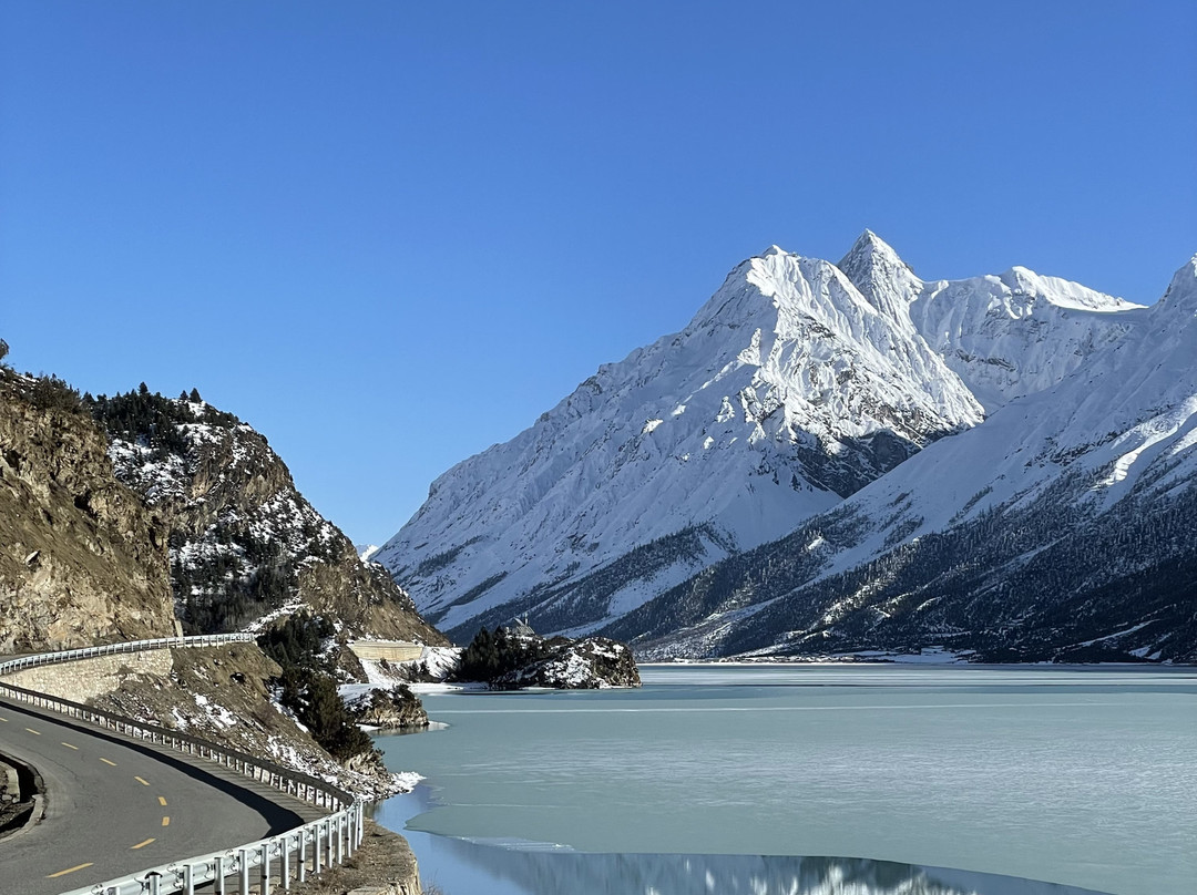 松赞来古山居主图