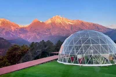 玉龙雪山日照金山露营地