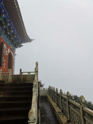 烟雨鸡足山