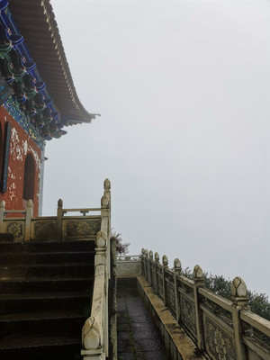 烟雨鸡足山