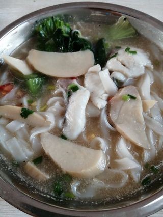 南宁的杂菌鱼片粉:汤鲜美,鱼片嫩,粉爽滑