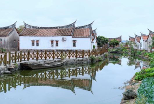 福建土楼(永定)景区+埭美古村一日游+上门接送看古厝和土楼王【空间宽敞：5座车一般能够为乘客提供比较宽敞的内部空间】