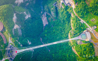 走在张家界世界上最高最长的玻璃桥，看下去就是深渊，你会腿软吗