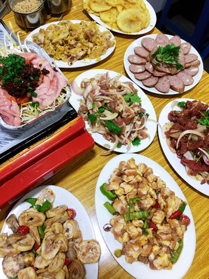 这家开了10多年的店,万物皆可烤,酸菜五花肉才是东北烤肉的灵魂