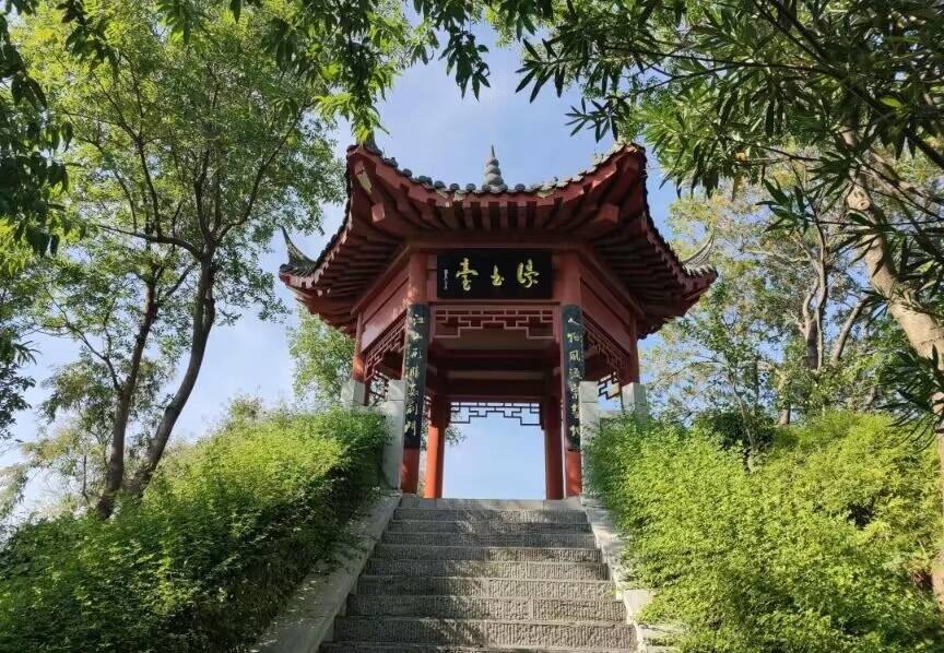 2-Day Jingmen Tour: Natural Wonders of Shengjing Mountain, Mysteries of the Ancient Qianfuchan Temple