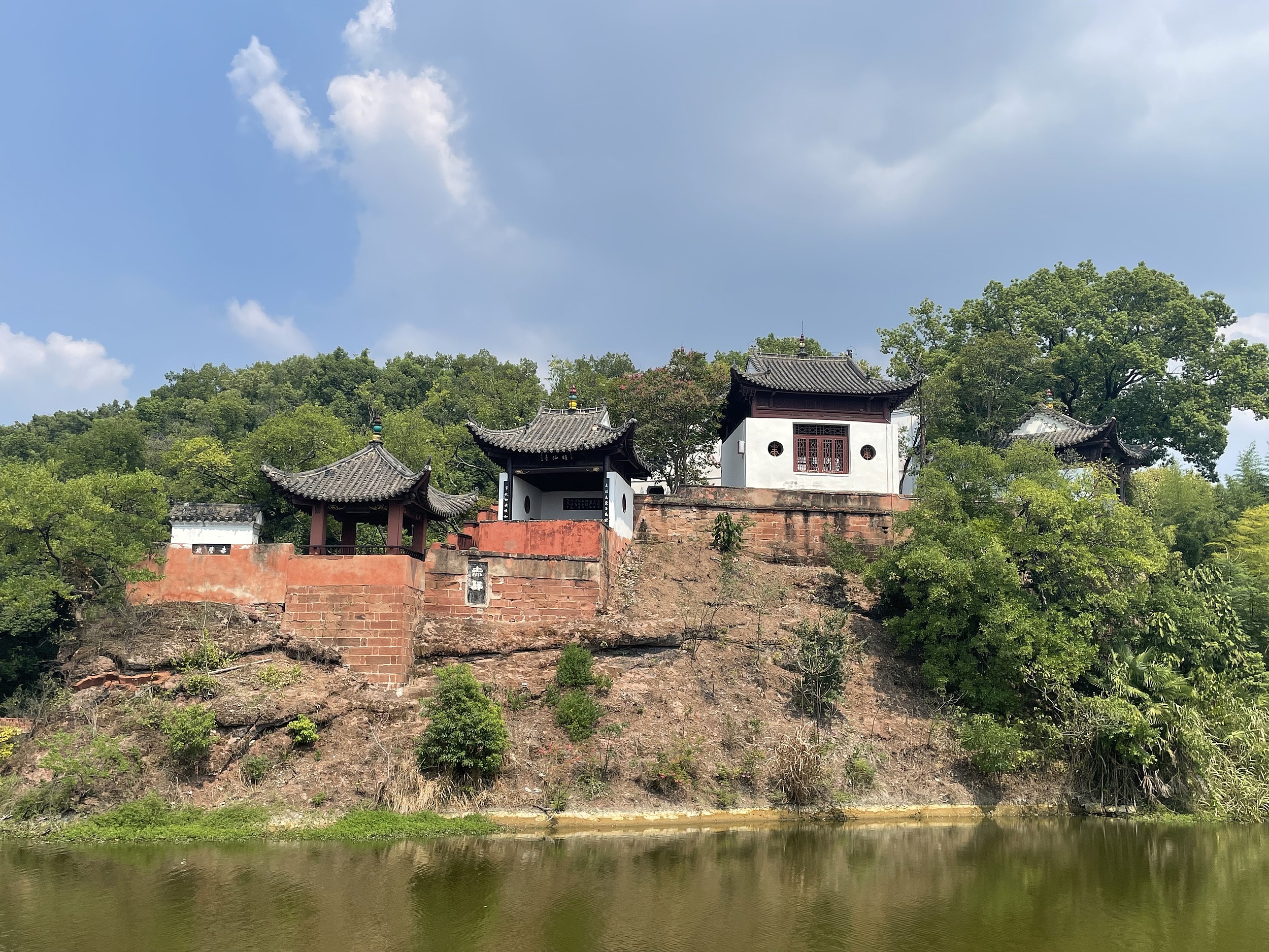 1-Day Huanggang Tour: Historical Charm of Dongpo Red Cliff, Majestic Scenery of Dabie Mountains