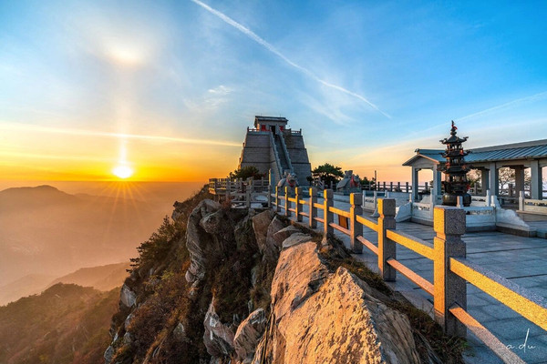 登顶沂蒙最高峰,将海拔1156米之上的秋色一网打尽
