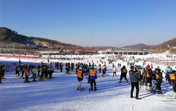 鸣山绿洲滑雪场