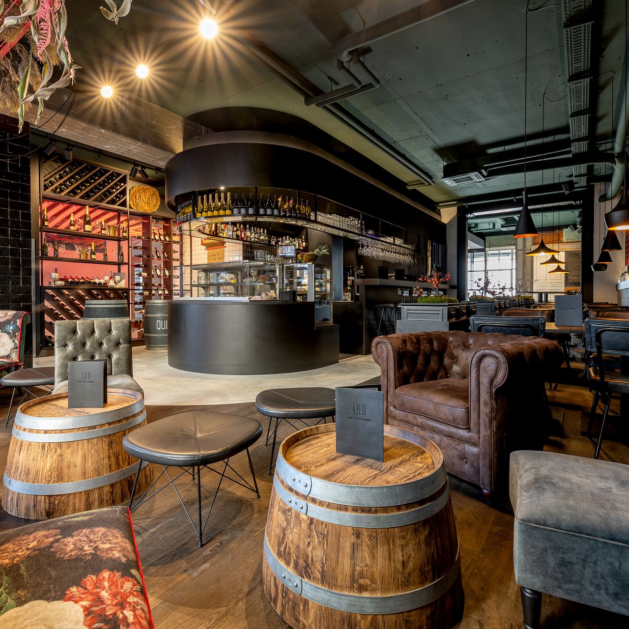 QUI - LOUNGE BAR - DELI - APARTMENTS