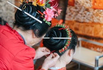 泉州开元寺+西街一日游【16人小团｜可选导游陪同｜簪花体验】【[泉州记忆]游走西街，体验“今生戴花，来世漂亮”的浔埔簪花，走进开元寺，千年古刹的钟声仿佛回荡耳边】